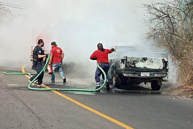 Se incendia una camioneta en carretera La Venta-Huaquechula