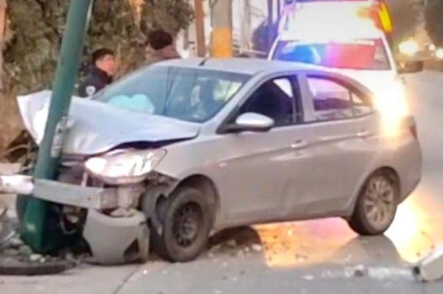 Choca vehículo contra un poste en la México-Puebla, a la altura de Finsa