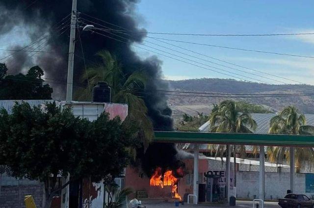 Se registra incendio en gasolinera de Acatlán