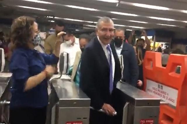 Secretario de Gobernación toma el metro tras escándalo por avión de GN