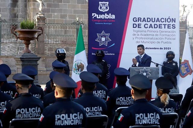 Eduardo Rivera toma protesta a 27 nuevos policías capitalinos