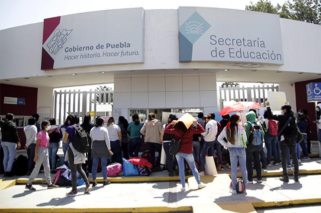 Docentes de Puebla ascienden a directores y ahora no les pagan