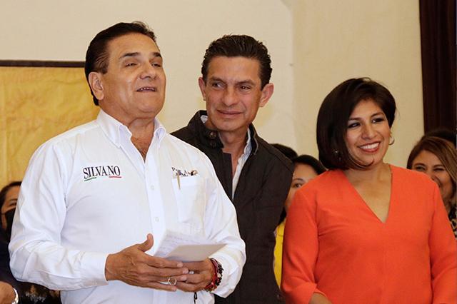 Silvano Aureoles destapa a Roxana y Carlos Martínez a gubernatura de Puebla