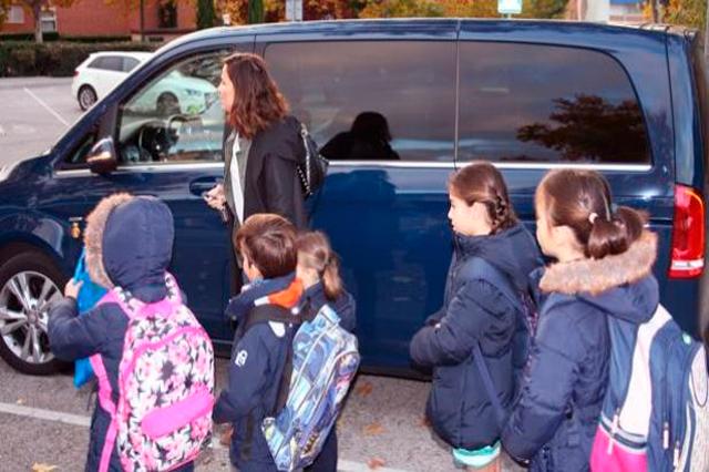 Sólo escuelas pueden apartar lugares para autos en Puebla