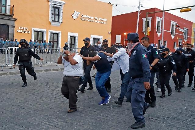 SSP viola derechos de normalistas de Puebla y Barbosa lo niega