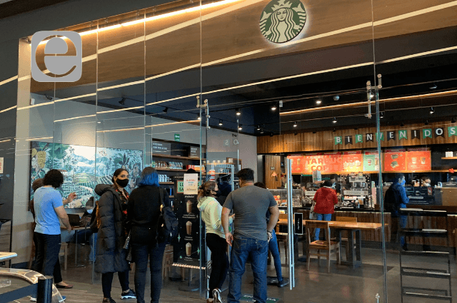 Cliente enfrenta a ratero en asalto a Starbucks Zavaleta