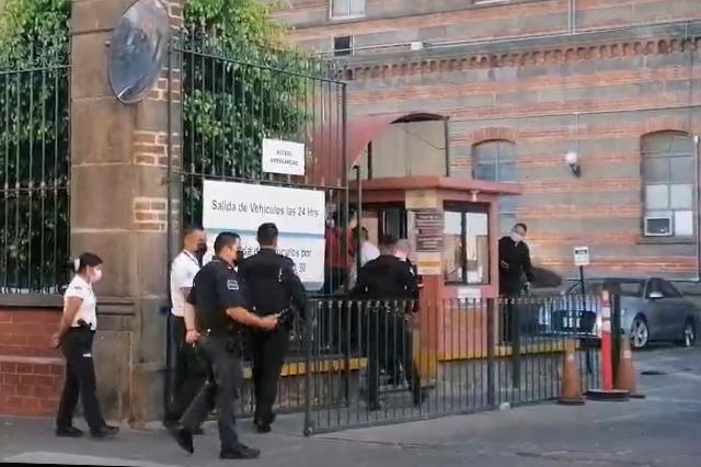 Sujetos armados generan terror en asalto a Hospital Upaep, en Puebla