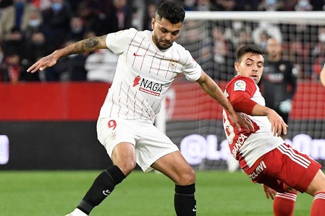Sevilla registra a Tecatito Corona para la Europa League