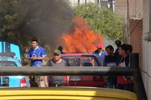 Se incendia auto en zona del tianguis de Texmelucan