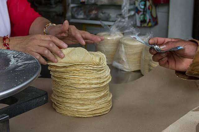 Se vende la tortilla hasta en $20 por kilo en Puebla