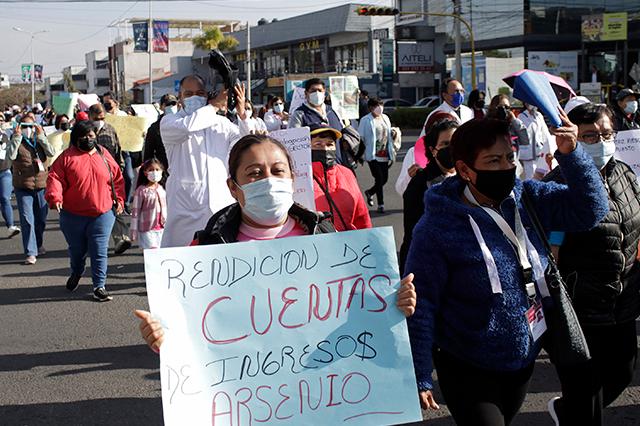 Trabajadores del ISSSTE en Puebla insisten en destitución de directivo