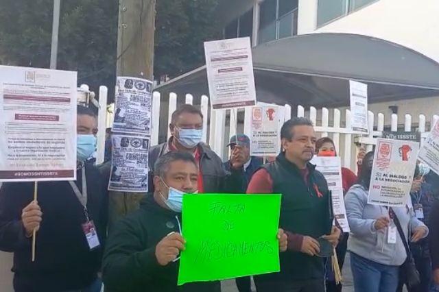 Trabajadores ISSSTE protestan en Puebla hoy: acusan a director de maltratos