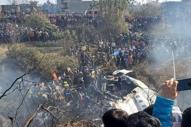 Tragedia aérea, se estrella avión en Nepal con 72 pasajeros