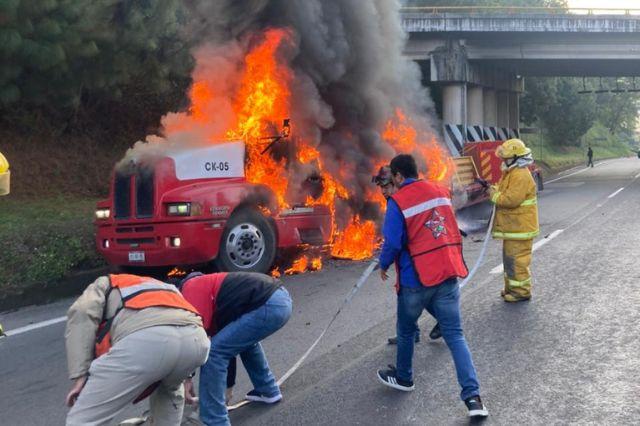 Se incendia tráiler en la autopista México-Tuxpan