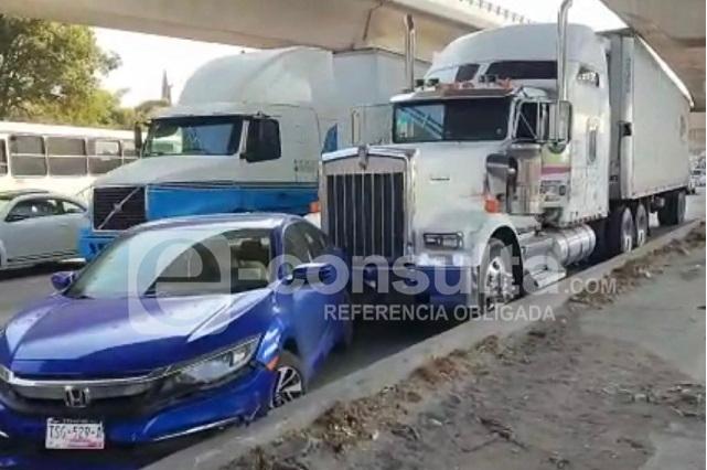  Autopista México-Puebla: tráiler choca con auto a la altura de La María