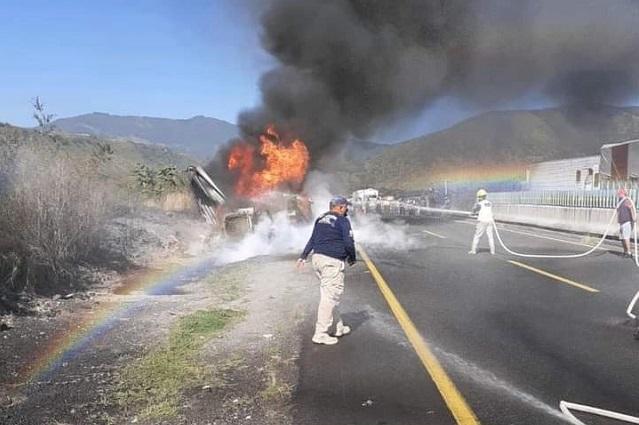 Tráiler se incendia en la autopista Puebla-Orizaba 