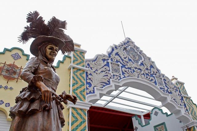 Una huehue y dos charros: esculturas en mercado El Alto