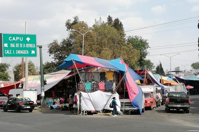 Van contra venta de alcohol en tianguis de Puebla capital
