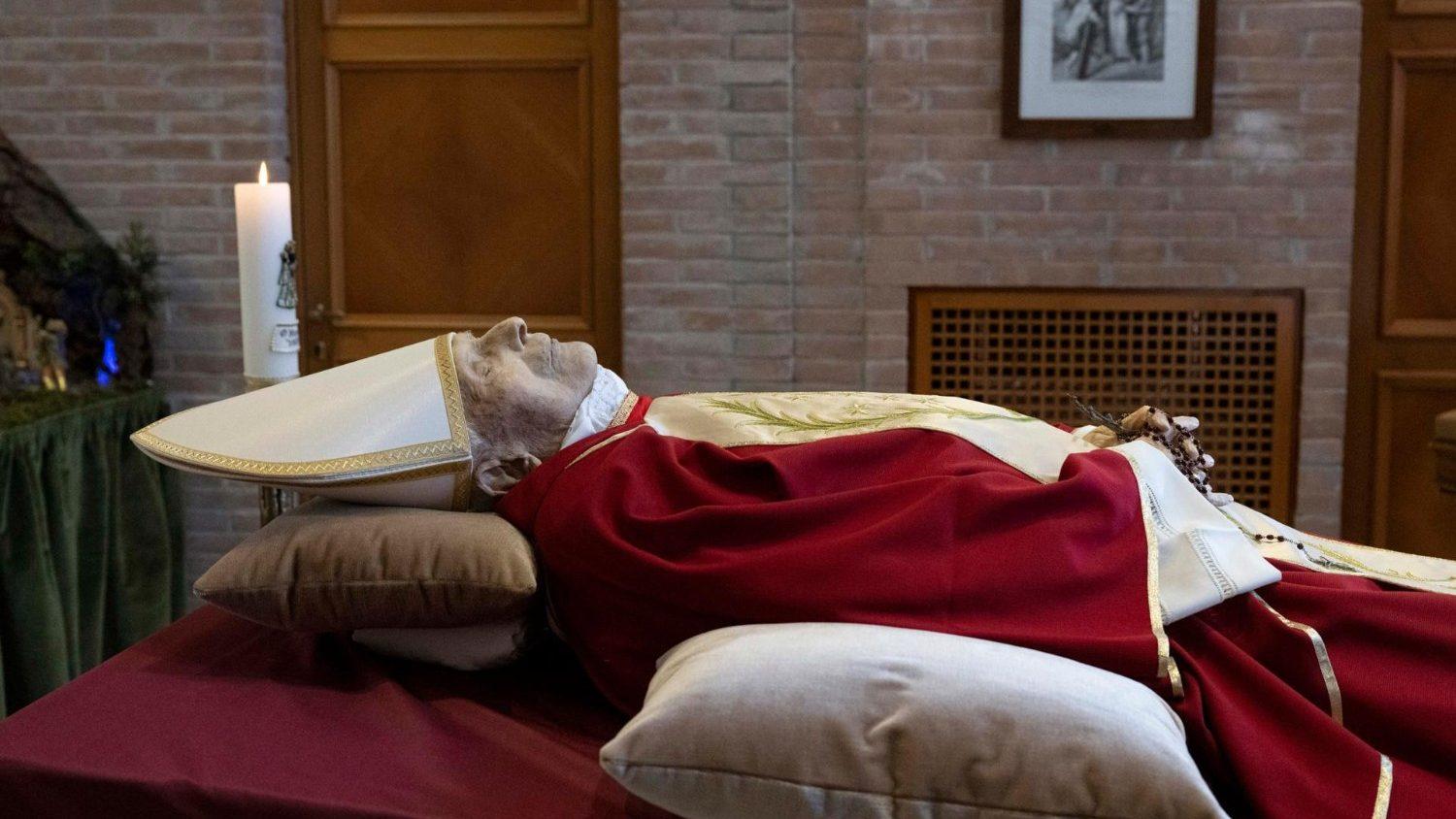 Vaticano difunde fotos y video del cuerpo del Papa Benedicto XVI