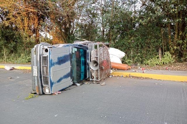 Volcadura de camioneta deja tres heridos en Huauchinango