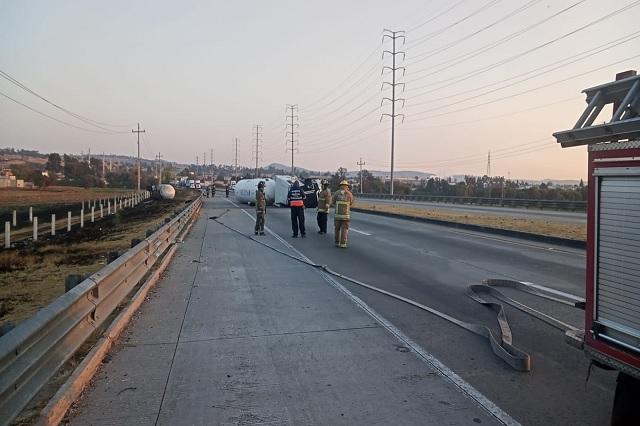 Autopista México-Puebla cerrada tras volcadura de pipa en Arco Norte