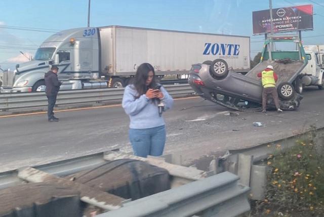 Autopista México-Puebla: se vuelca un auto y deja un herido