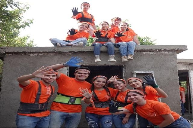 80 voluntarios de la Anáhuac ayudan a construir tres casas en Alpanocan
