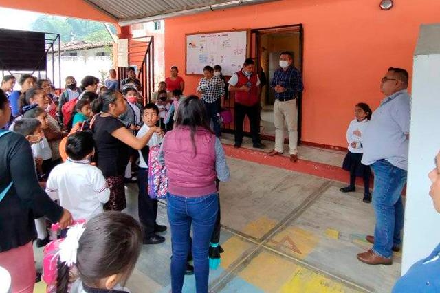 Zapotitlán de Méndez: Acusan que alcalde disparó contra escuela primaria (video)